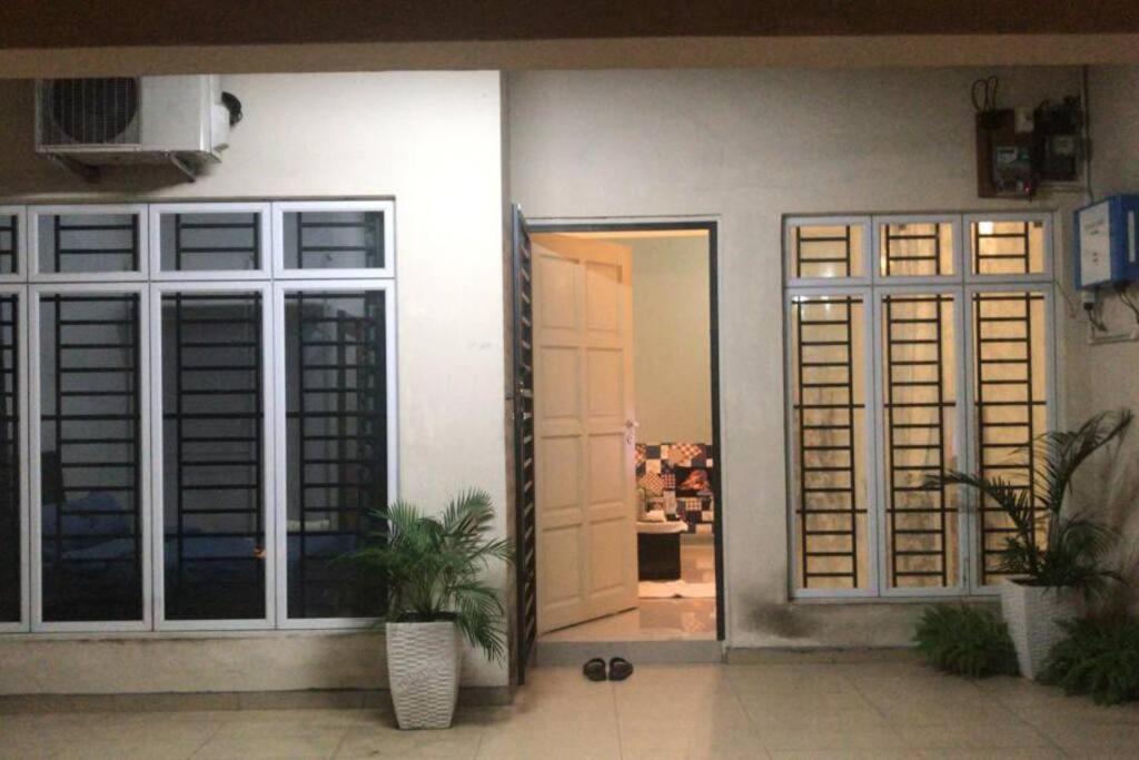 Terrace House Near Stulang Laut Ciq Midvalley Ksl For 7Pax Τζόχορ Μπάχρου Εξωτερικό φωτογραφία